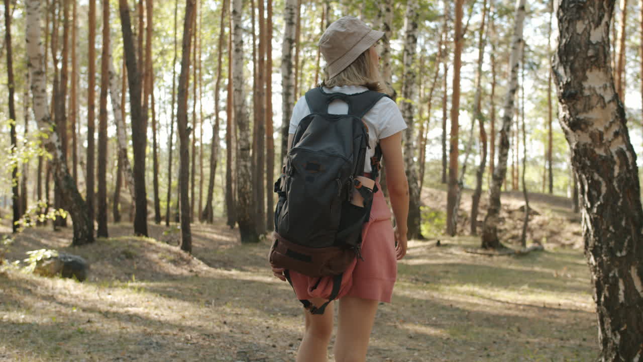mujer caminando en un bosque