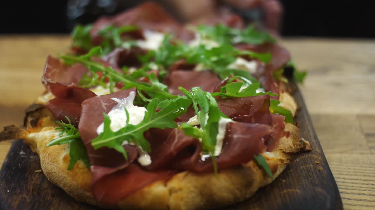 프로시우토와 초록색으로 된 이탈리아 피자
