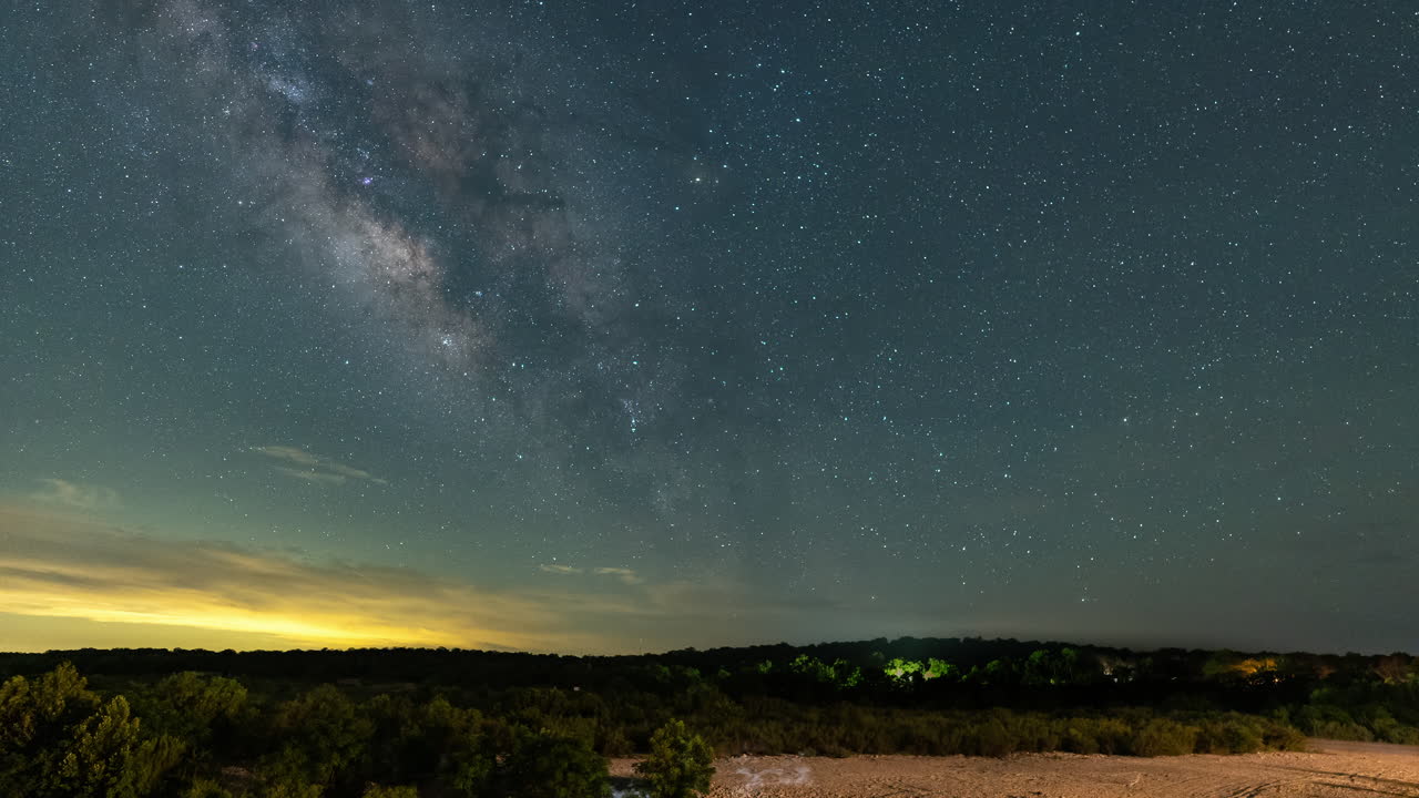 """우리 은하계의 핵심이 텍사스 언덕의 메이슨 외의 일라노 강변에서 상승하는 타임 스 (timelapse of the milky way core rising over the banks of the ilano river outside of mason in the texas hill country)"