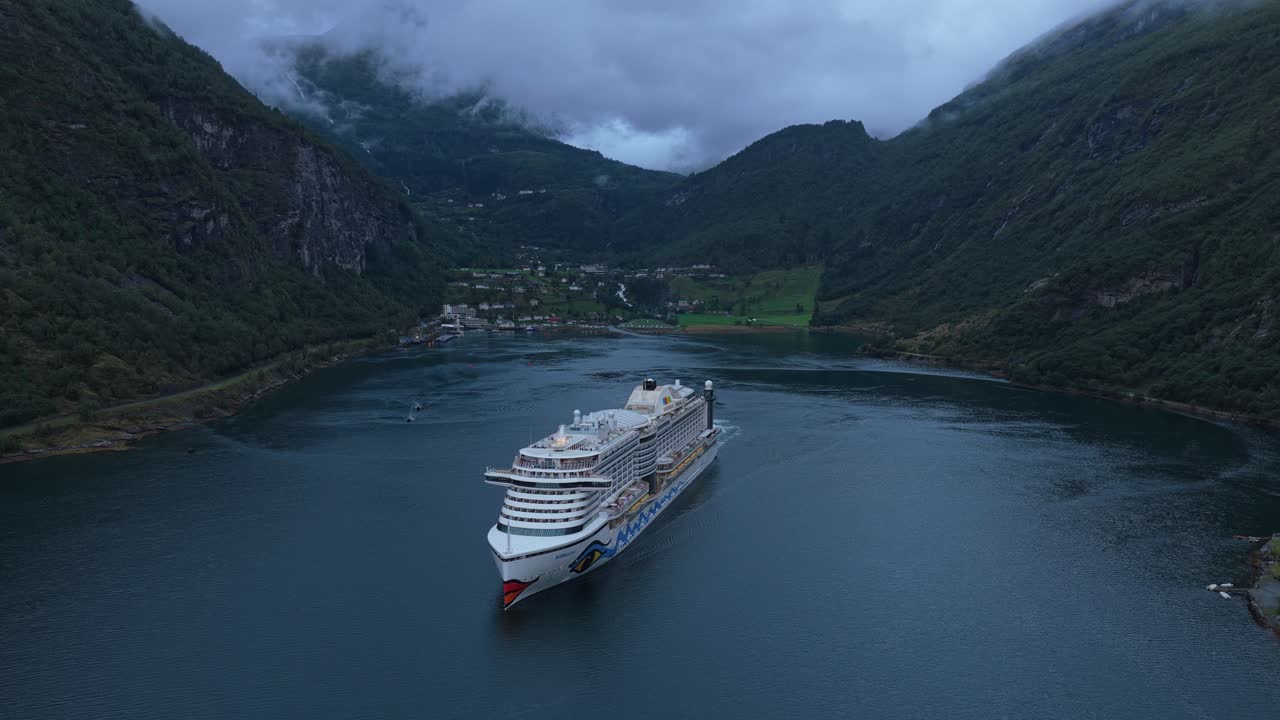 Geiranger, Norge: Krydstogtskib forlader snæver fjord, luftfoto