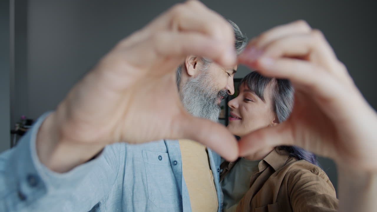 pareja haciendo forma de corazón con las manos
