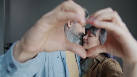 pareja haciendo forma de corazón con las manos