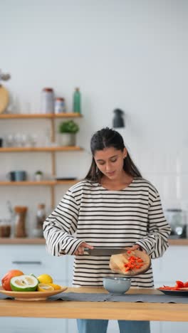 mujer cortando verduras para ensalada en la cocina