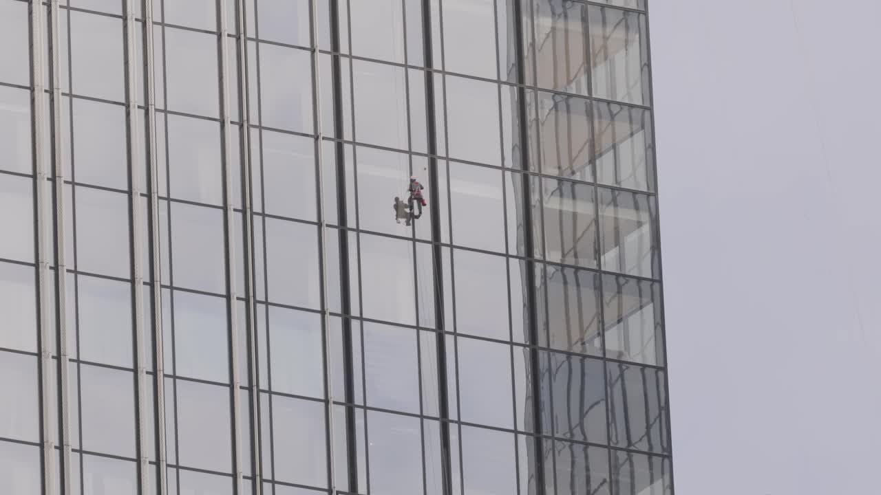 Pulitori professionali di finestre al lavoro