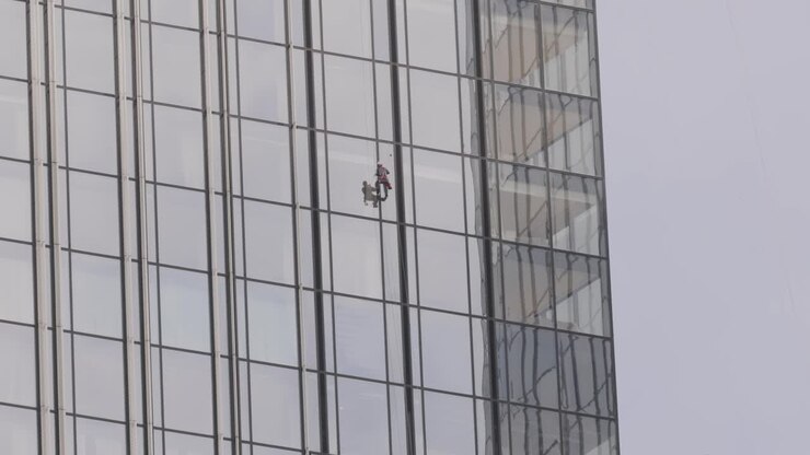 Limpiezas profesionales de ventanas en el trabajo