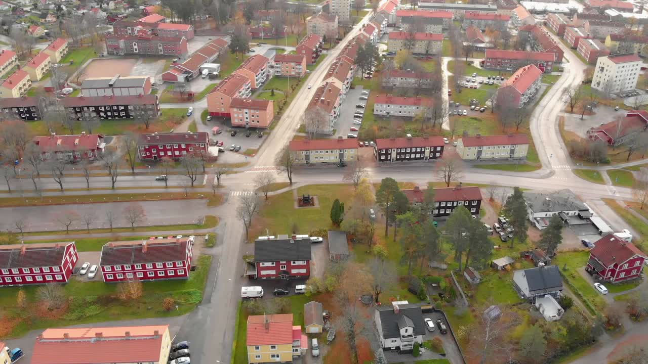 Dronekuvaa pienen ruotsalaisen kaupungin asuinalueen yltä