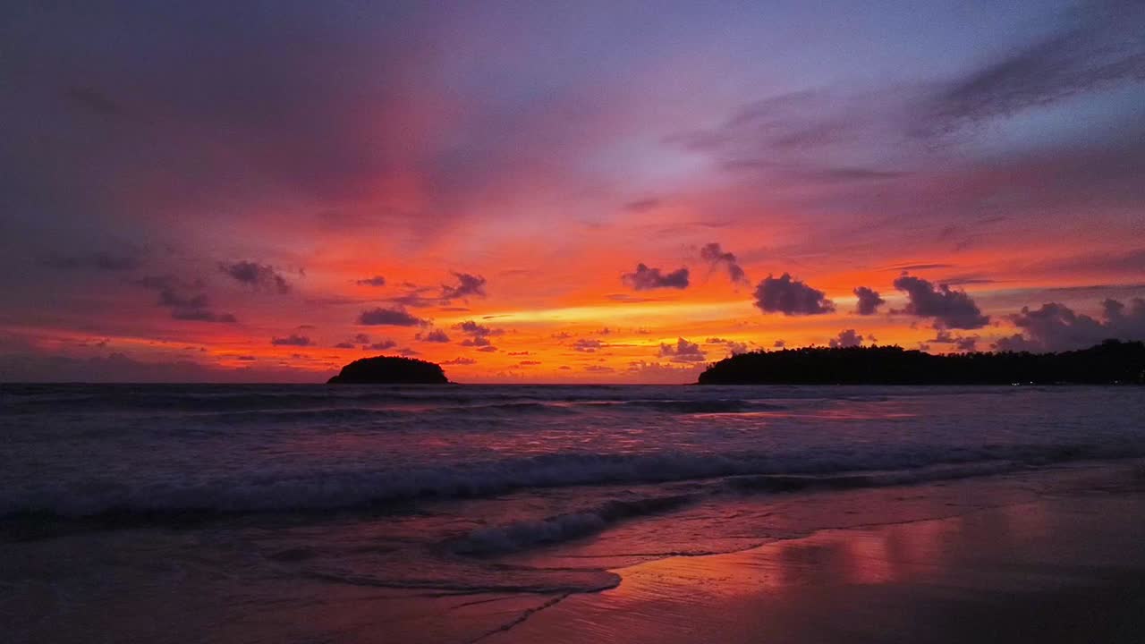 dramática puesta de sol sobre una playa tropical