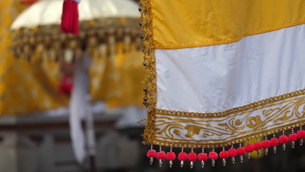 Nærbilde av fargerike og dekorative bannere, flagg og paraplyer brukt i hinduistiske religiøse offer og bønner for å hedre avdøde slektninger og guder innen hinduismen