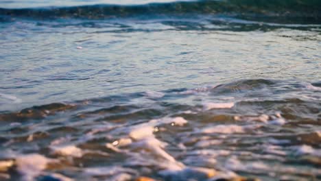 primer plano de las olas en la playa