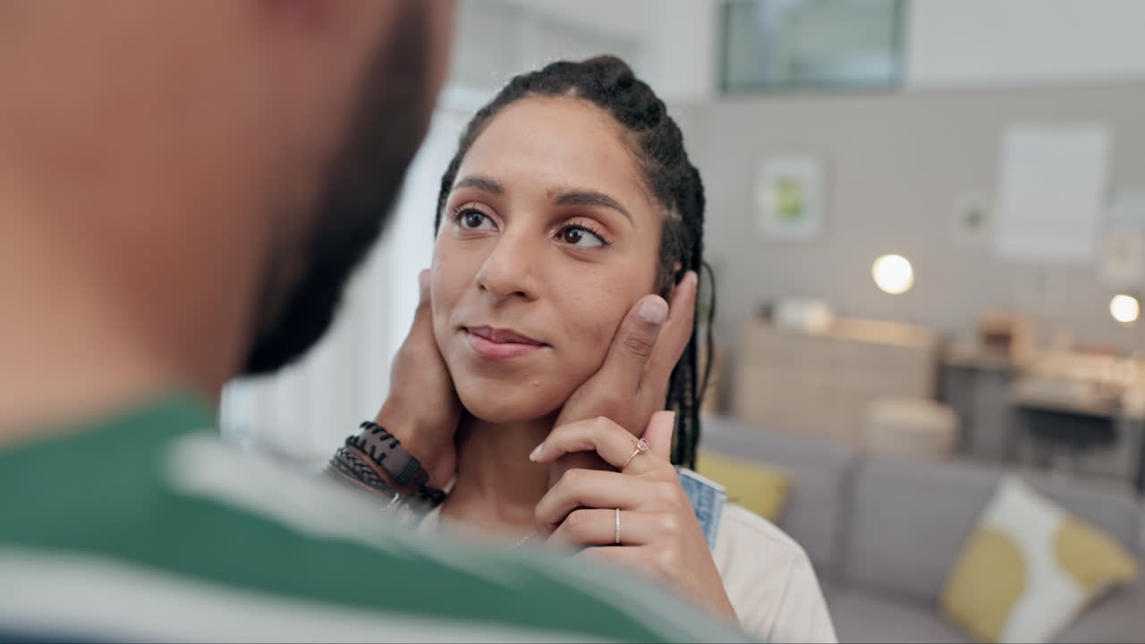 feliz, abrazar y una pareja con amor en una casa