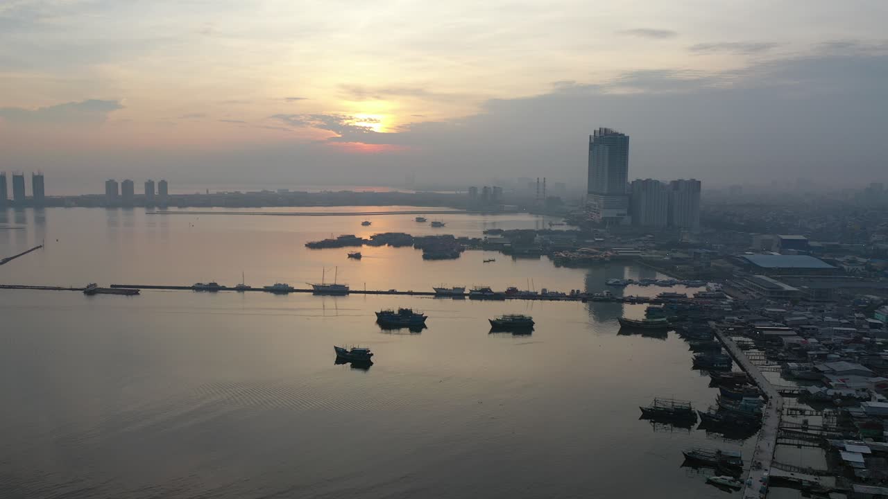 항구 도시 위의 해가 뜨는 것