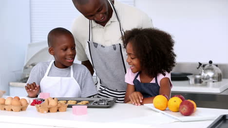 Padre-E-Hijos-Comiendo-Galletas-Caseras