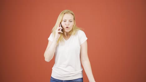 Wütende-Frau,-Die-Am-Telefon-Spricht.