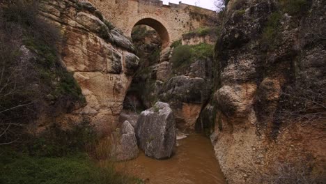 Vista-Del-Puente-Viejo-En-Ronda-España-Y-El-Río-Caudaloso-Y-El-Profundo-Desfiladero-De-Los-Acantilados