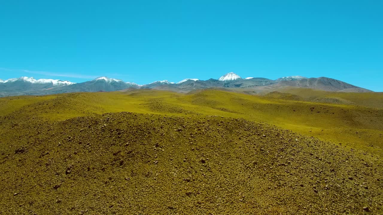 vista de volcanes y cadenas montañosas cerca de san pedro de atacama, al norte de chile en américa del sur