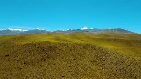 vista de volcanes y cadenas montañosas cerca de san pedro de atacama, al norte de chile en américa del sur