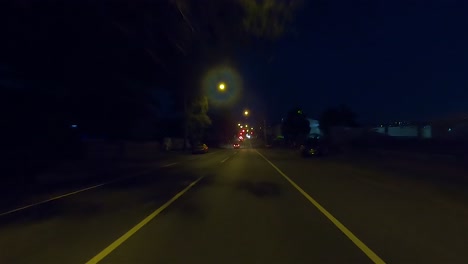 실내 자동차 장면 녹색 화면 교체를 위한 후방 야간 운전 관점 pov - 적당한 교통량이 지나가는 긴 직선 교외 도시 거리
