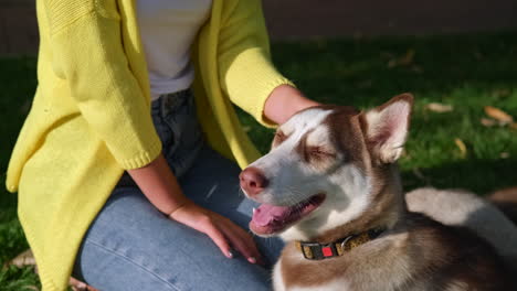 mujer y su perro husky en el parque