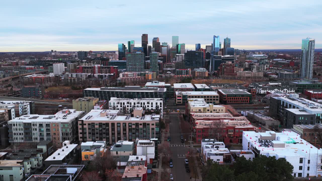 Downtown Denver, skyline di Lodo, grattacieli, edifici, inverno, Colorado, drone aereo, Highlands Park, cielo grigio, tramonto, pomeriggio, urbano, traffico sulla I25, auto, autostrada, Front Range, panoramica in avanti verso l'alto