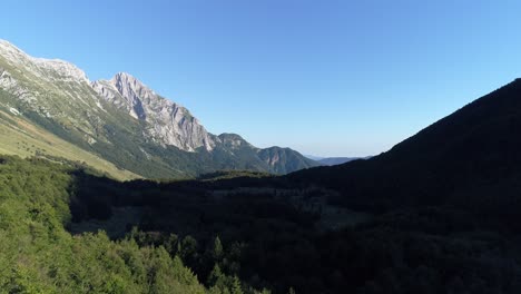 Toma-Aérea-De-Un-Paisaje-Montañoso-En-Eslovenia,-Volando-Hacia-Adelante,-4k-Uhd