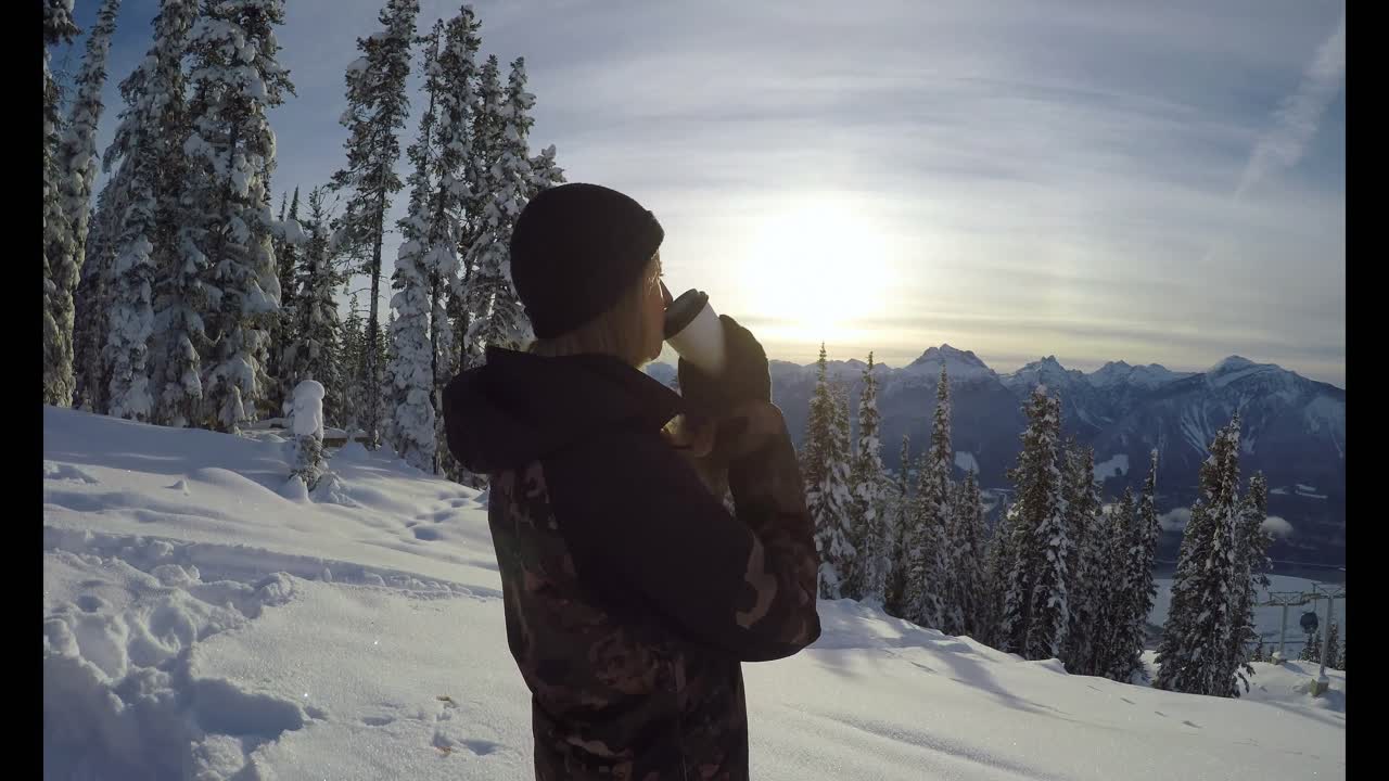 눈으로  ⁇ 인 풍경 4k에 서 있는 커피 컵을 가진 여자