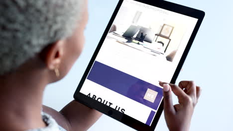digital, tableta y pantalla con mujer negra