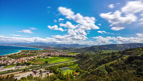 Weiße-Wolken-Am-Blauen-Himmel-über-üppig-Grünen-Bergen,-Meereslandschaft-Und-Der-Stadt-Messina-Aus-Dem-Archäologischen-Park-Von-Tindari