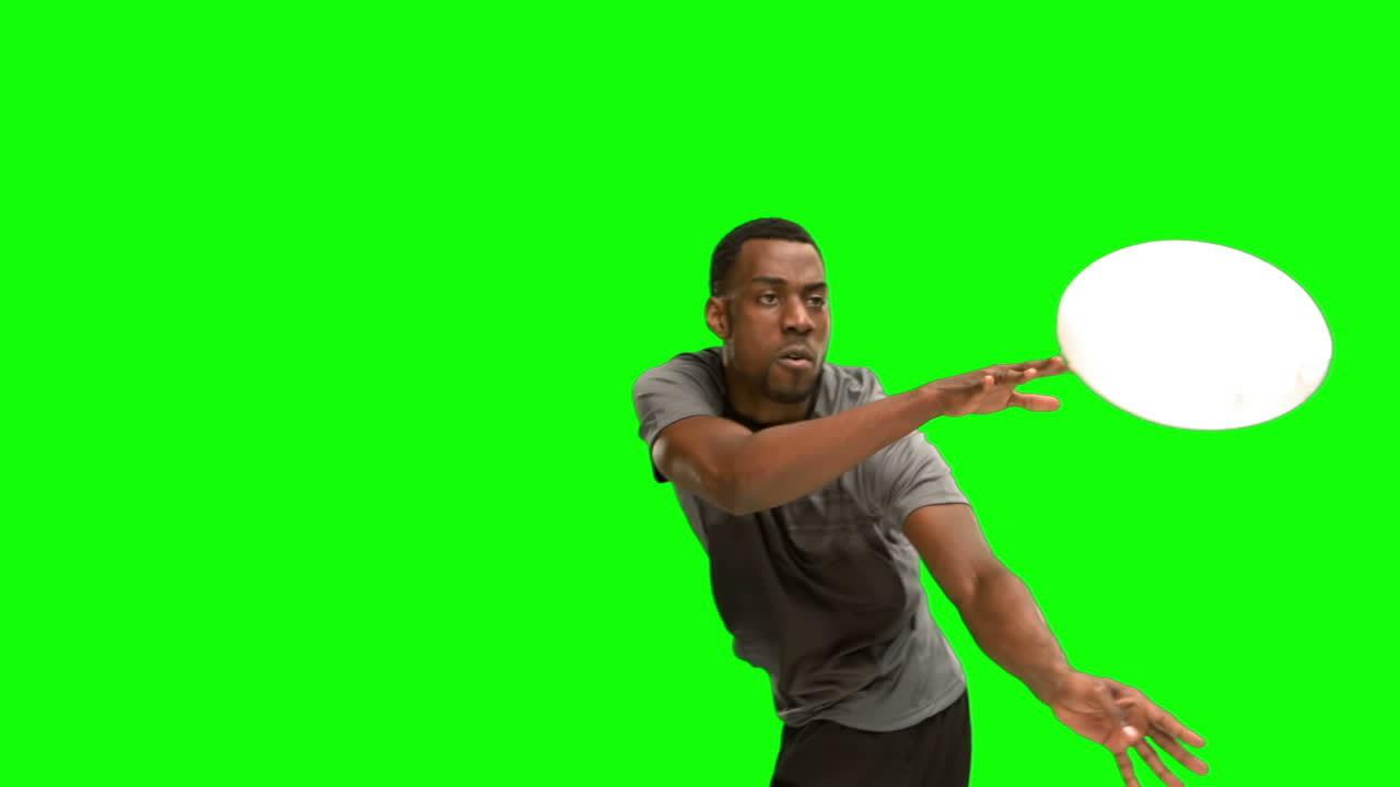 jugador de rugby serio lanzando la pelota