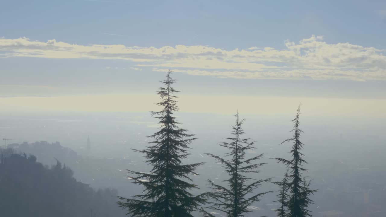 paisaje natural desde lo alto de la colina en bergamo, milano