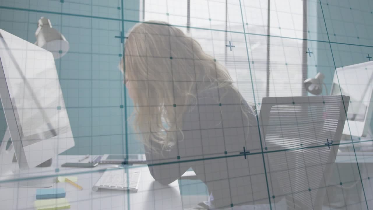 여성이 사무실에서 컴퓨터로 문서를 타이핑하고 편집하다가 이마를 문지른 뒤 손바닥에 기대어 쉽니다.