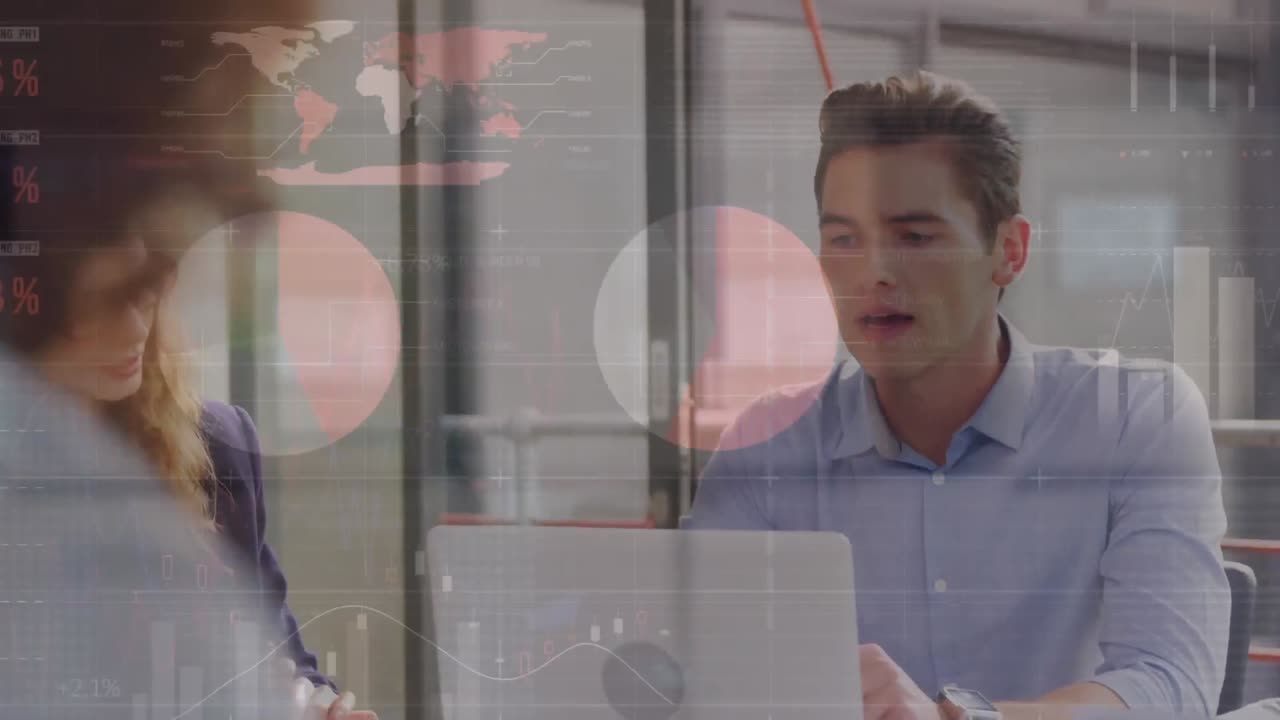 animación del procesamiento de datos financieros sobre diversas personas de negocios en la oficina