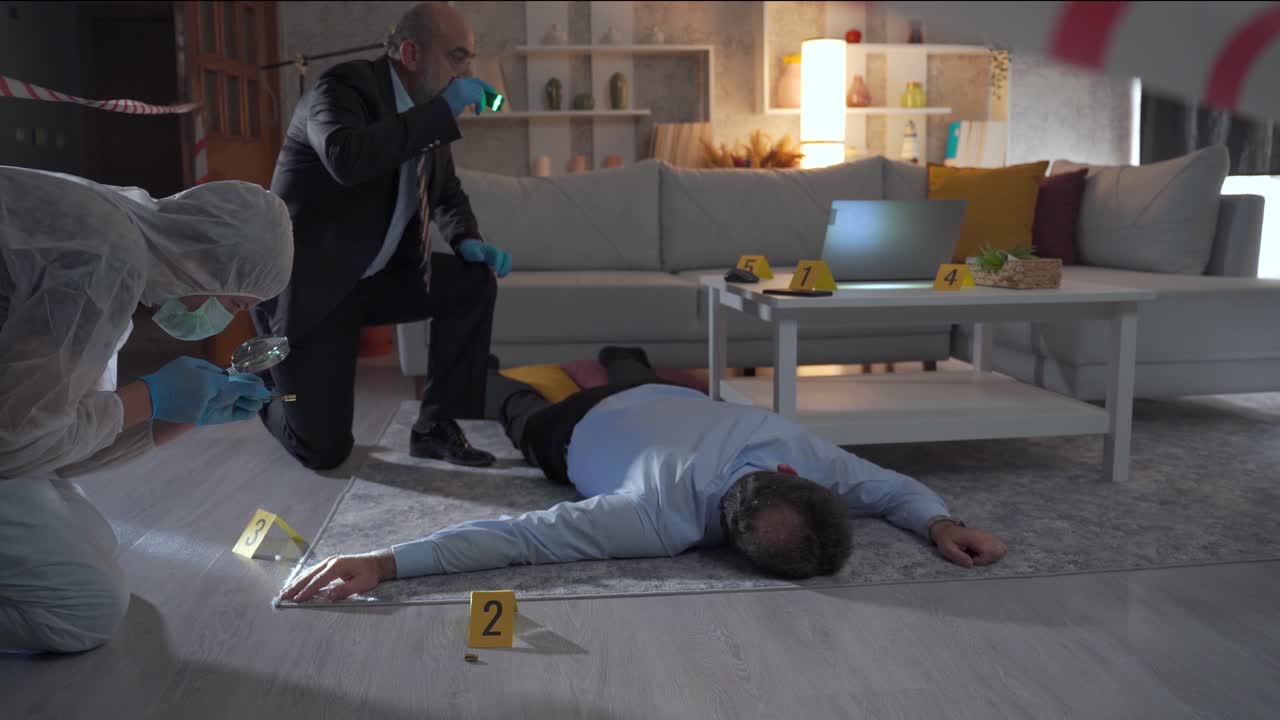 Detective ed esperto forense che esaminano il corpo e le prove sulla scena del crimine