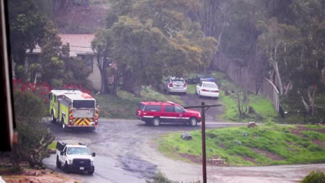un camión de bomberos con sus peligros bajo la lluvia.