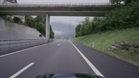 Fahrt-Von-Interlaken-Nach-Grindelwald-In-Den-Schweizer-Alpen-Bei-Strömendem-Regen