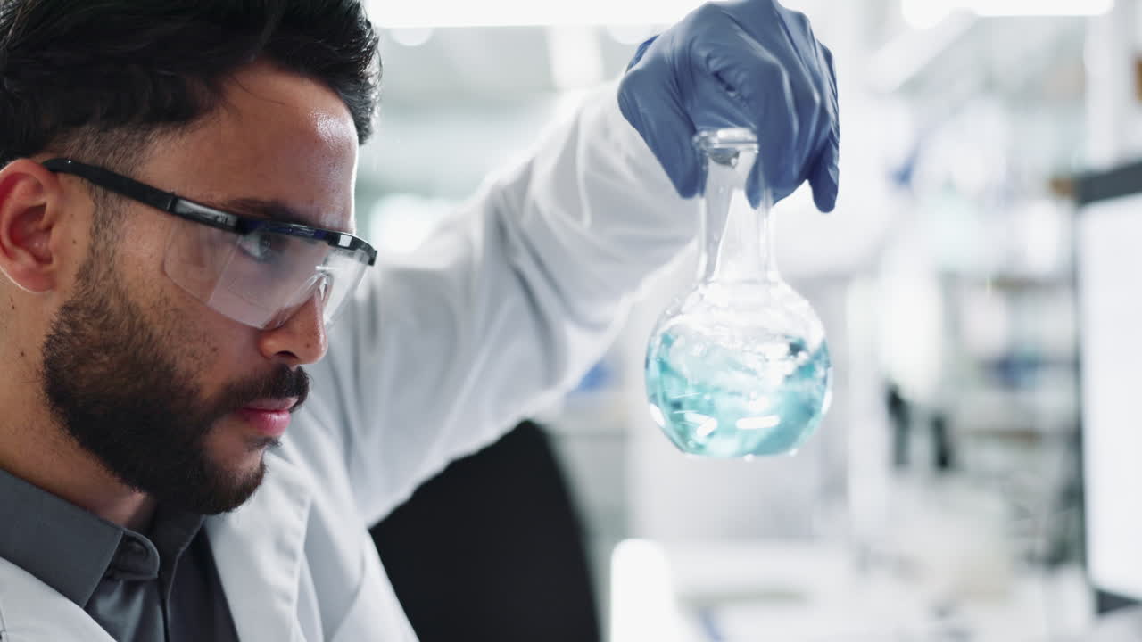 científico que trabaja en un laboratorio