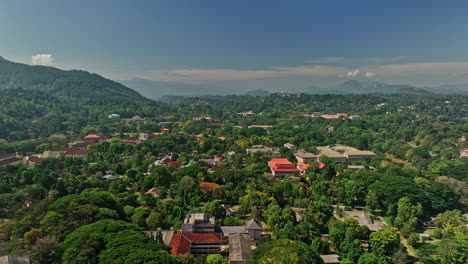 Peradeniya,-Sri-Lanka-–-Luftüberflug-Einer-V9-Drohne-über-Den-Universitätscampus-An-Den-Ufern-Des-Mahaweli-Flusses,-Der-üppiges-Grün-Und-Ausblicke-Auf-Die-Hügellandschaft-Einfängt-–-Aufgenommen-Mit-Mavic-3-Cine-–-April-2023