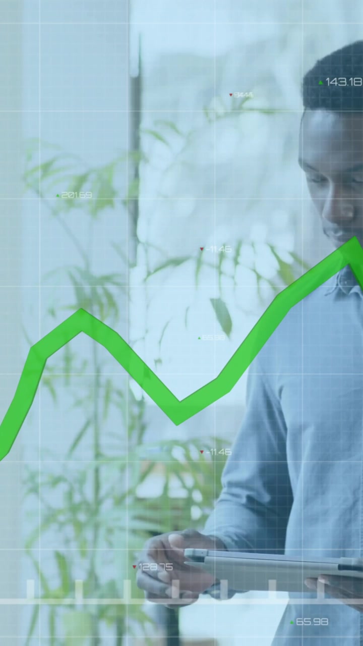 Animazione di elaborazione dati finanziari su uomo d'affari afroamericano in ufficio