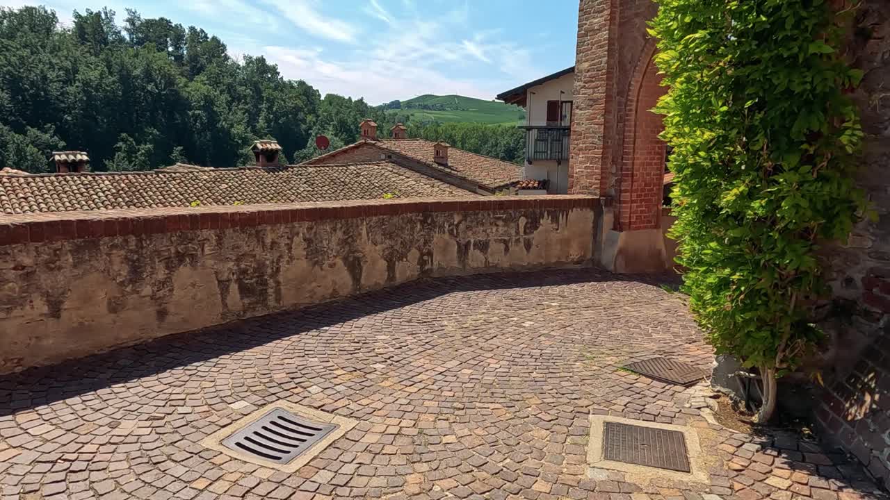 Incantevole sentiero di ciottoli con architettura storica