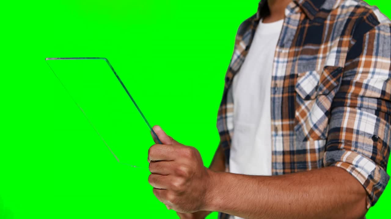 hombre registrando el pulgar en una tableta digital