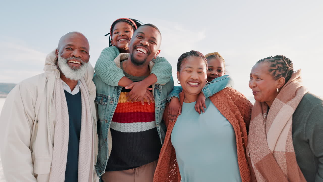 playa, familia negra y abuelos