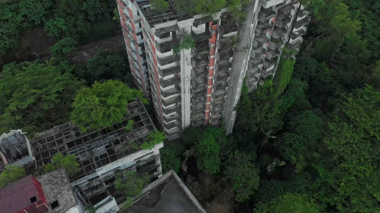 Vista aérea das ruínas abandonadas das Torres Highland cercadas por árvores densas em Kuala Lumpur, Malásia