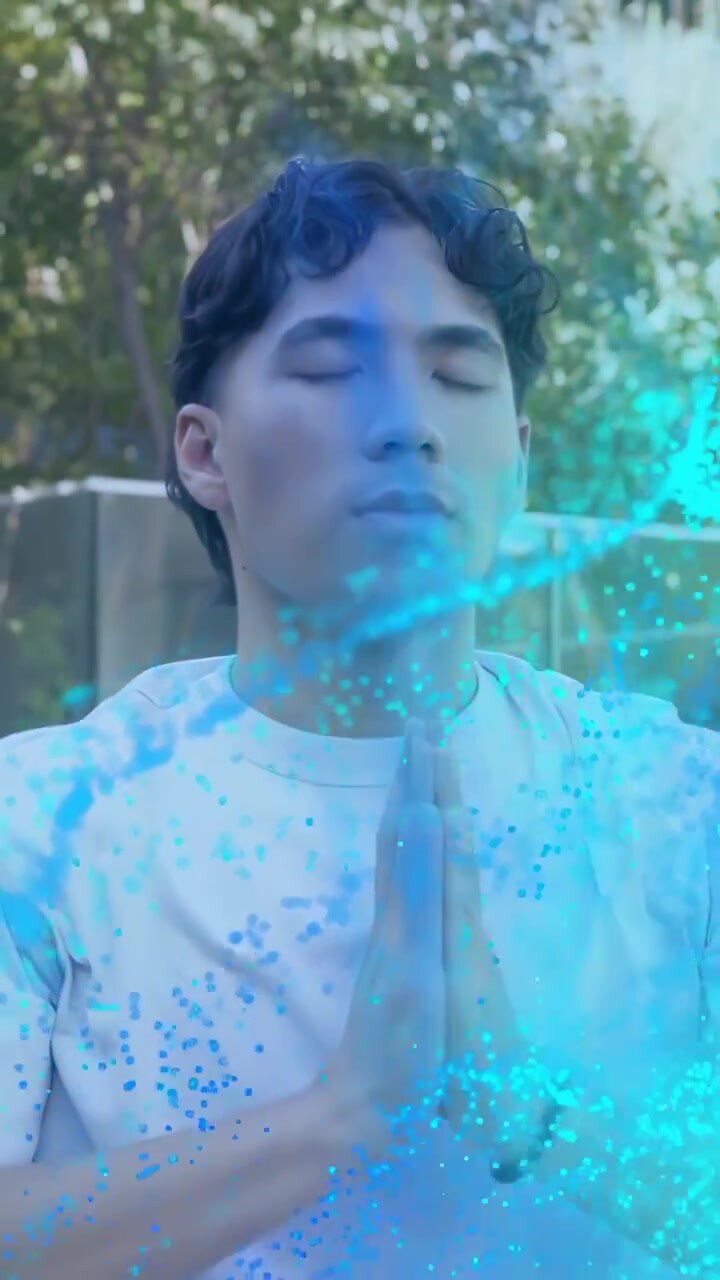 Video verticale: Uomo che alza le mani in preghiera in giardino, con una sovrapposizione blu che gli avvolge il viso per la salute.