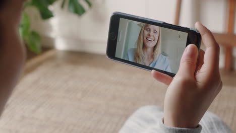 mujer joven teniendo video chat usando teléfono inteligente en casa hablando con un amigo disfrutando de la conversación compartiendo estilo de vida en el teléfono móvil