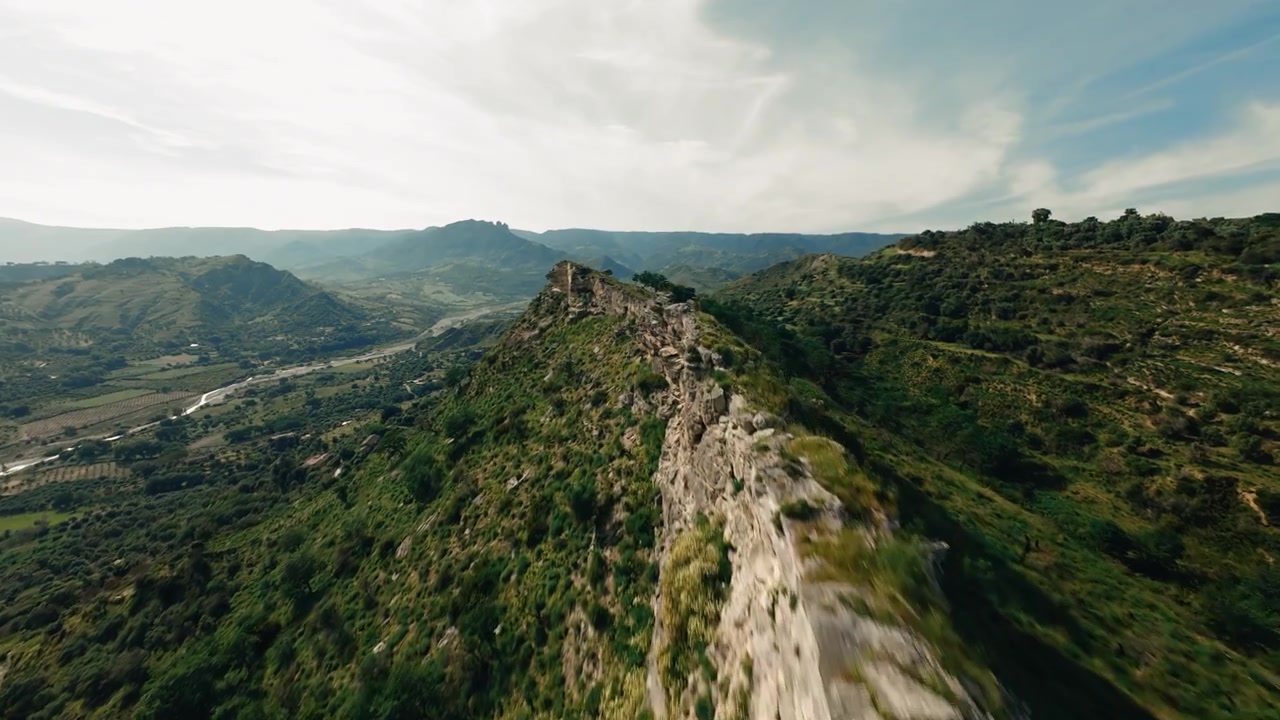 Vista aérea de un paisaje de cordillera montañosa escarpada