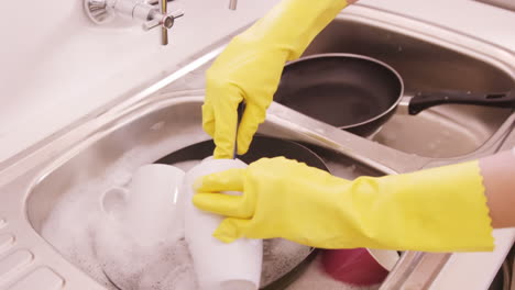 Close-up-on-a-woman-washing-up