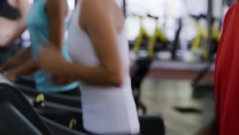 hacer ejercicio en un gimnasio