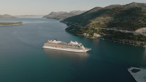 Szenische-Überführung-über-Das-Kreuzfahrtschiff-Im-Berghanghafen-Von-Dubrovnik,-Kroatien,-In-Einer-5k-Drohne-Aus-Der-Luft