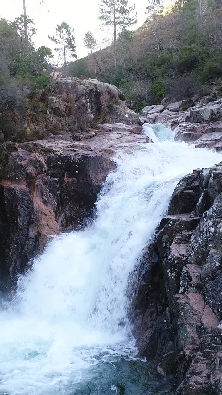 Video verticale: Vista aerea di fiume, montagna, cascata a Gerês, Portogallo