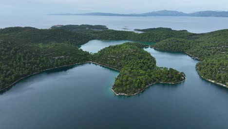 vista aérea de las islas y lagos croatas