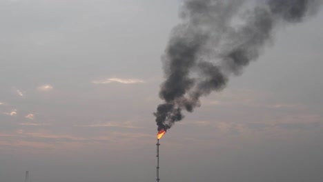 Se-Pueden-Ver-Llamas-De-Hidrocarburos-En-Llamas-En-La-Parte-Superior-De-La-Chimenea-De-Gas-Natural